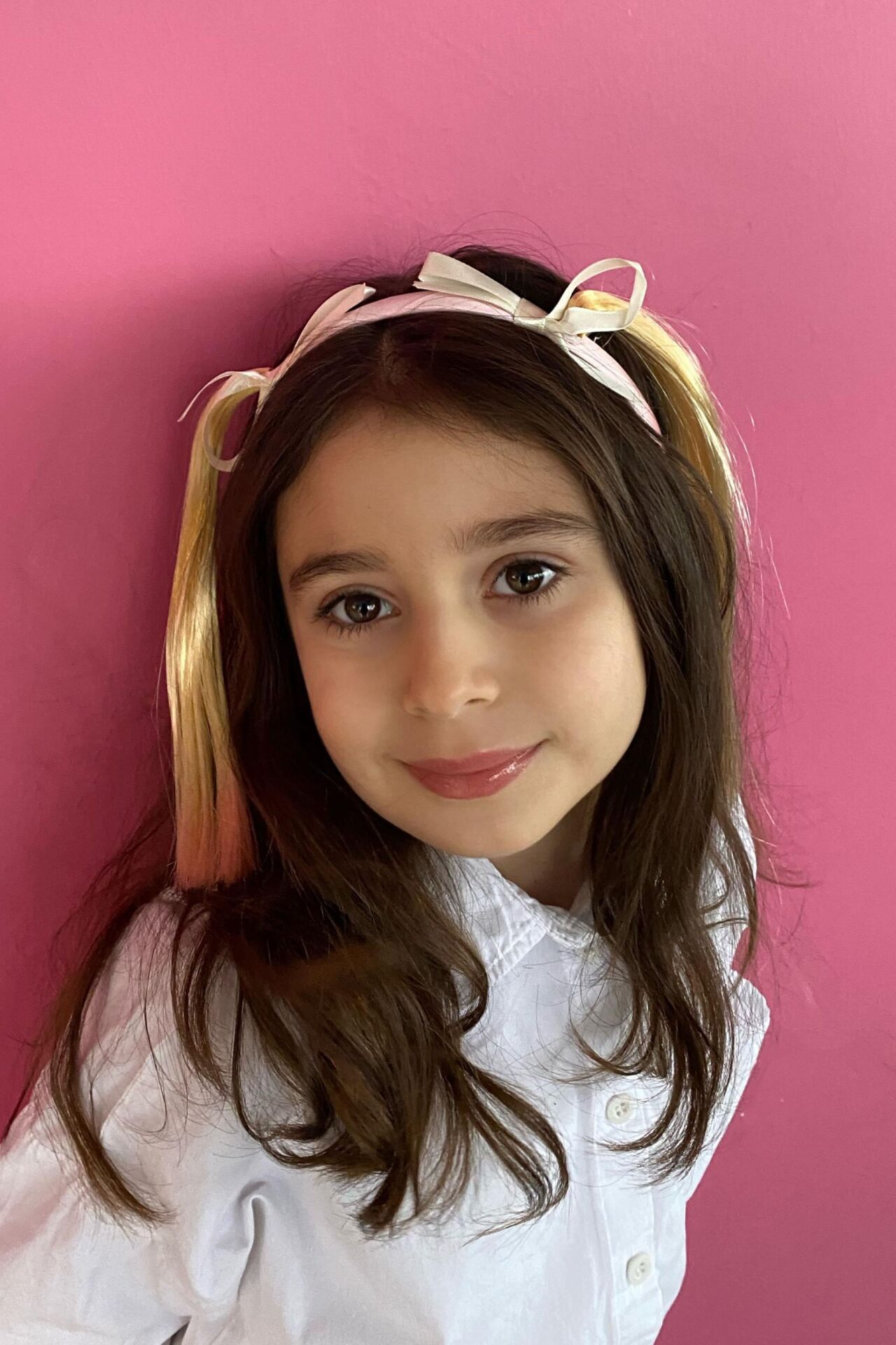 Pembe Renk Saçlı Çocuk Taç