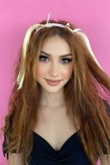 Pembe Renk Saçlı Çocuk Taç